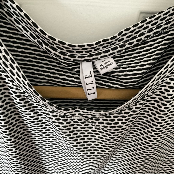 ELLE Sleeveless Blouse, Size Medium - Picture 3 of 5